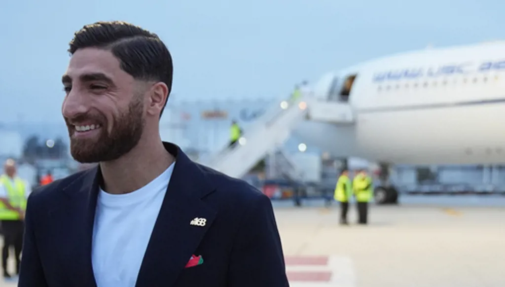 Iran's Alireza Jahanbakhsh smiles as he arrives with his teammates for the World Cup soccer tournament in Tijuana, Mexico, Sunday, June 7, 2026. (AP Photo/Gregory Bull)