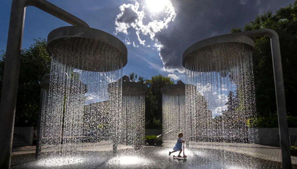 An early heat wave hits Europe, in photos