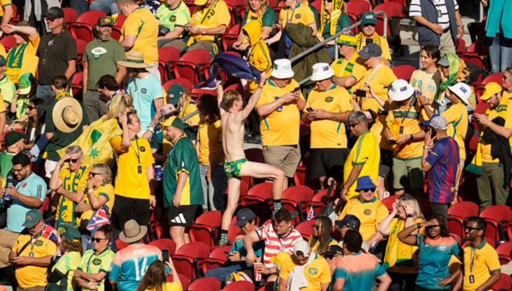 An Australia fan tries to hype up the crowd before the World Cup Group D soccer match between Paraguay and Australia in Santa Clara, Calif., near San Francisco, Thursday, June 25, 2026. (AP Photo/Jeff Chiu)
