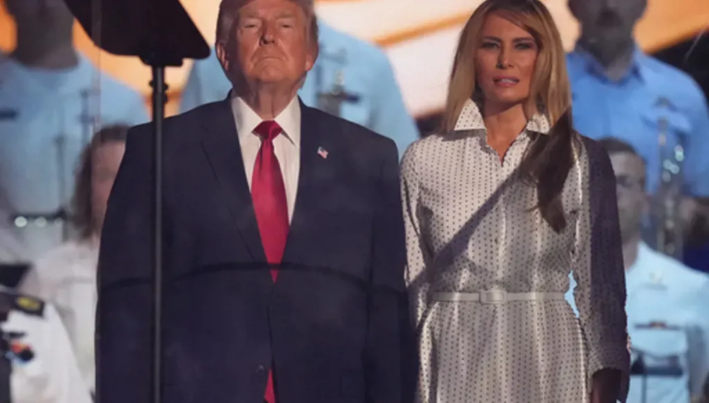 Le président américain Donald Trump et la Première dame Melania Trump arrivent à l'événement « Salute to America », organisé à l'occasion de la fête de l'Indépendance et du 250ᵉ anniversaire des États-Unis, le samedi 4 juillet 2026, sur le National Mall à Washington. (Photo AP/Alex Brandon)