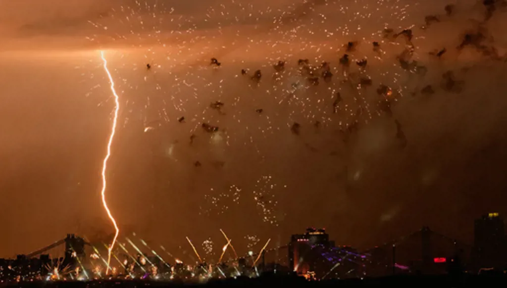 Un éclair frappe alors que des feux d’artifice sont tirés depuis le pont de Brooklyn, vu depuis Bayonne, dans le New Jersey, le samedi 4 juillet 2026. (Photo AP/Seth Wenig)