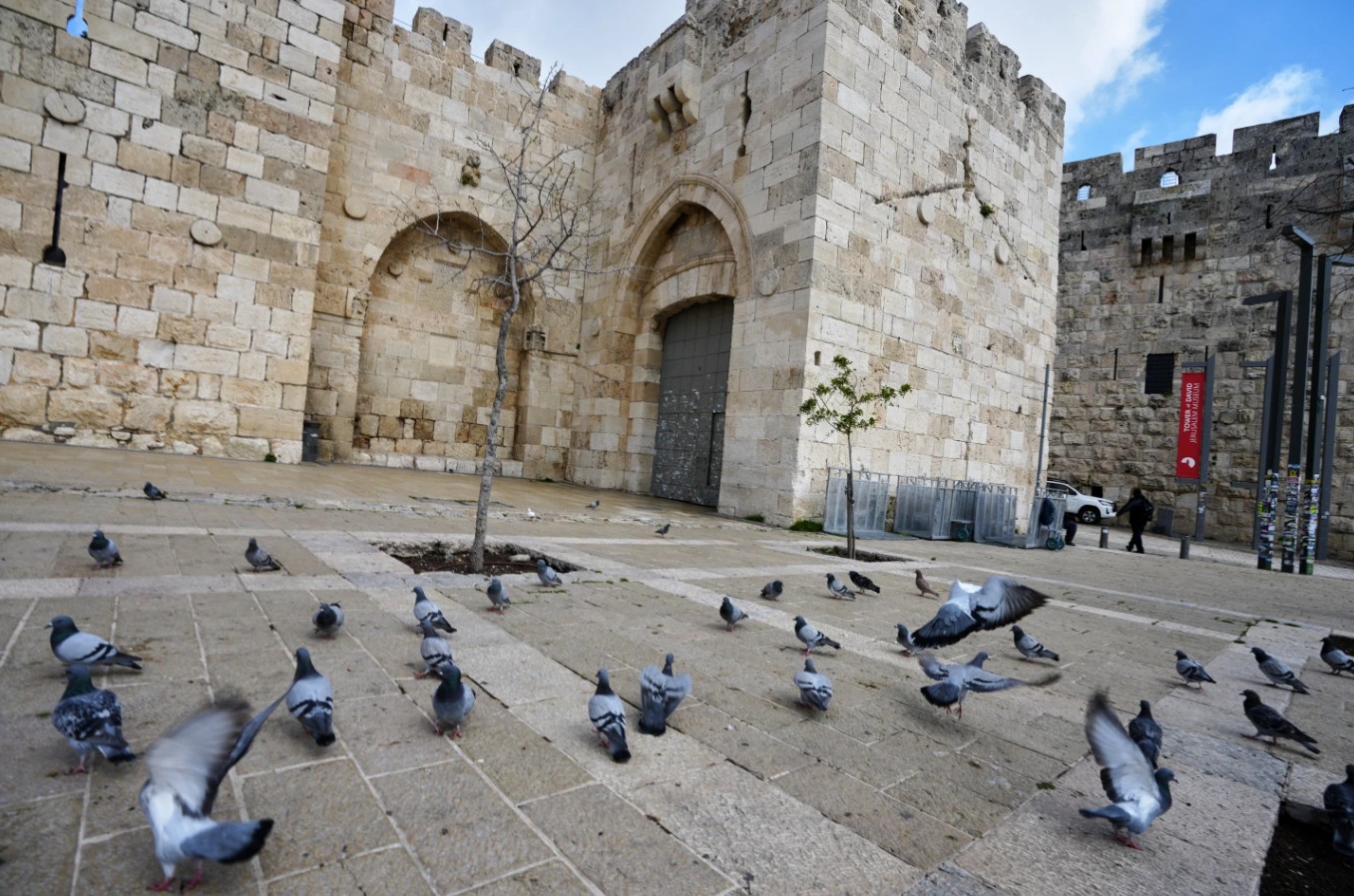 باب يافا في مدينة القدس القديمة يقف مغلقًا أمام الزوار في 27 آذار/مارس 2026، في ظل الحرب مع إيران، فيما تستمر السلطات في فرض قيود على الدخول إلى البلدة القديمة لأسباب تتعلق بالأمن والسلامة. (الصورة أ ب)