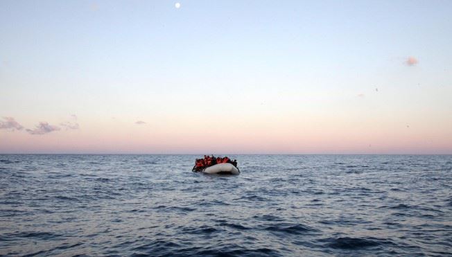 فقدان 45 مهاجراً في انقلاب قارب بالبحر المتوسط