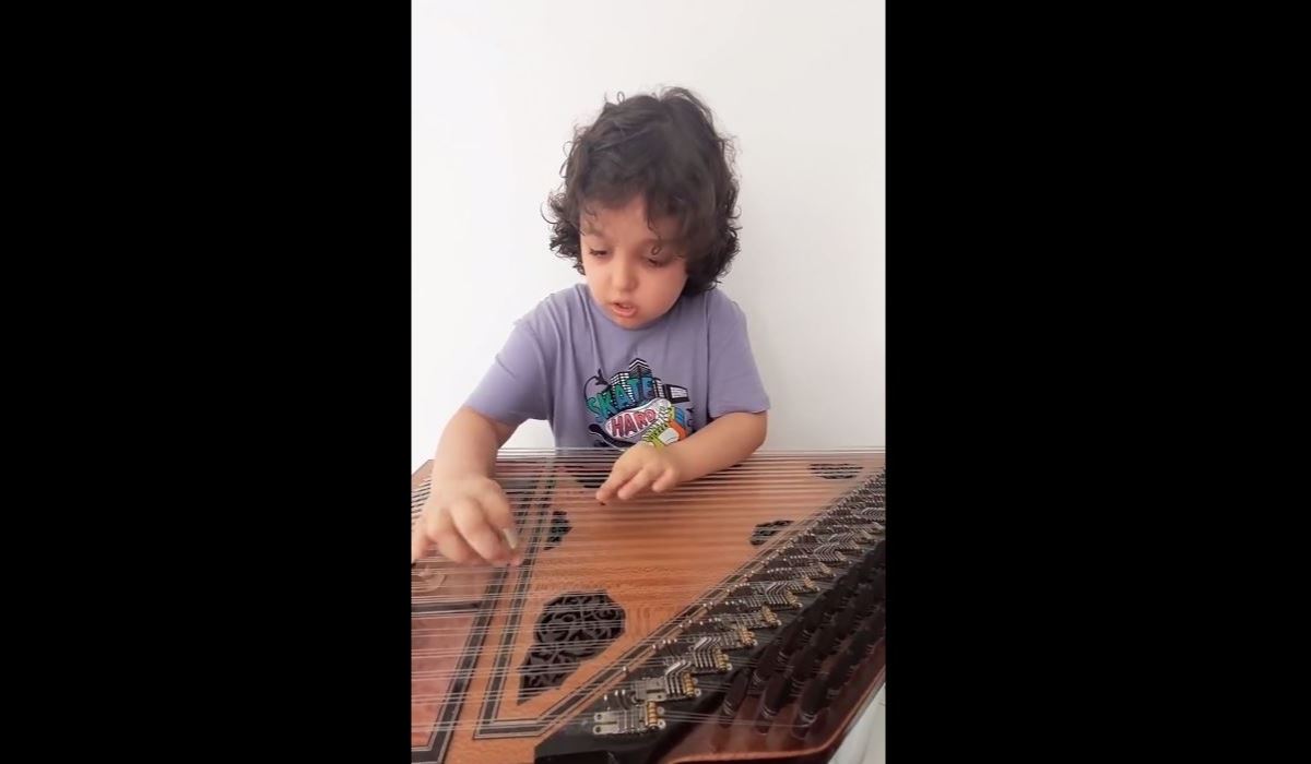 من هو الطفل يوسف الذي أُعجب الوزير عبد الله بن زايد بعزفه؟ (فيديو)