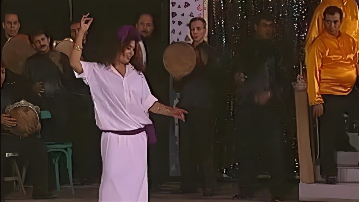 بملايين الجنيهات... بيع عباءة فيفي عبده بمسرحية "حزمني يا" في مزاد خيري