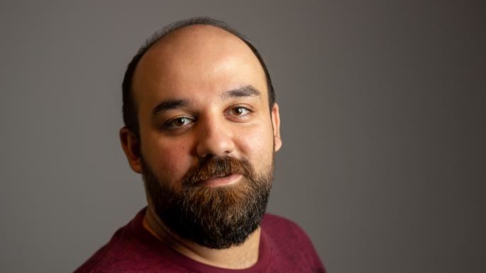 الشّاعر موفّق الحجّار يرى المدينة حفرةً في رأسه