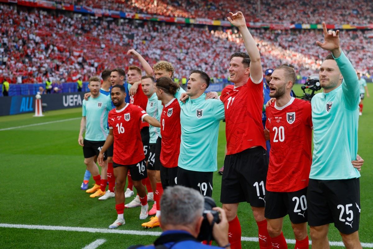 النمسا تحيي آمالها وبولندا تقترب من توديع أمم أوروبا