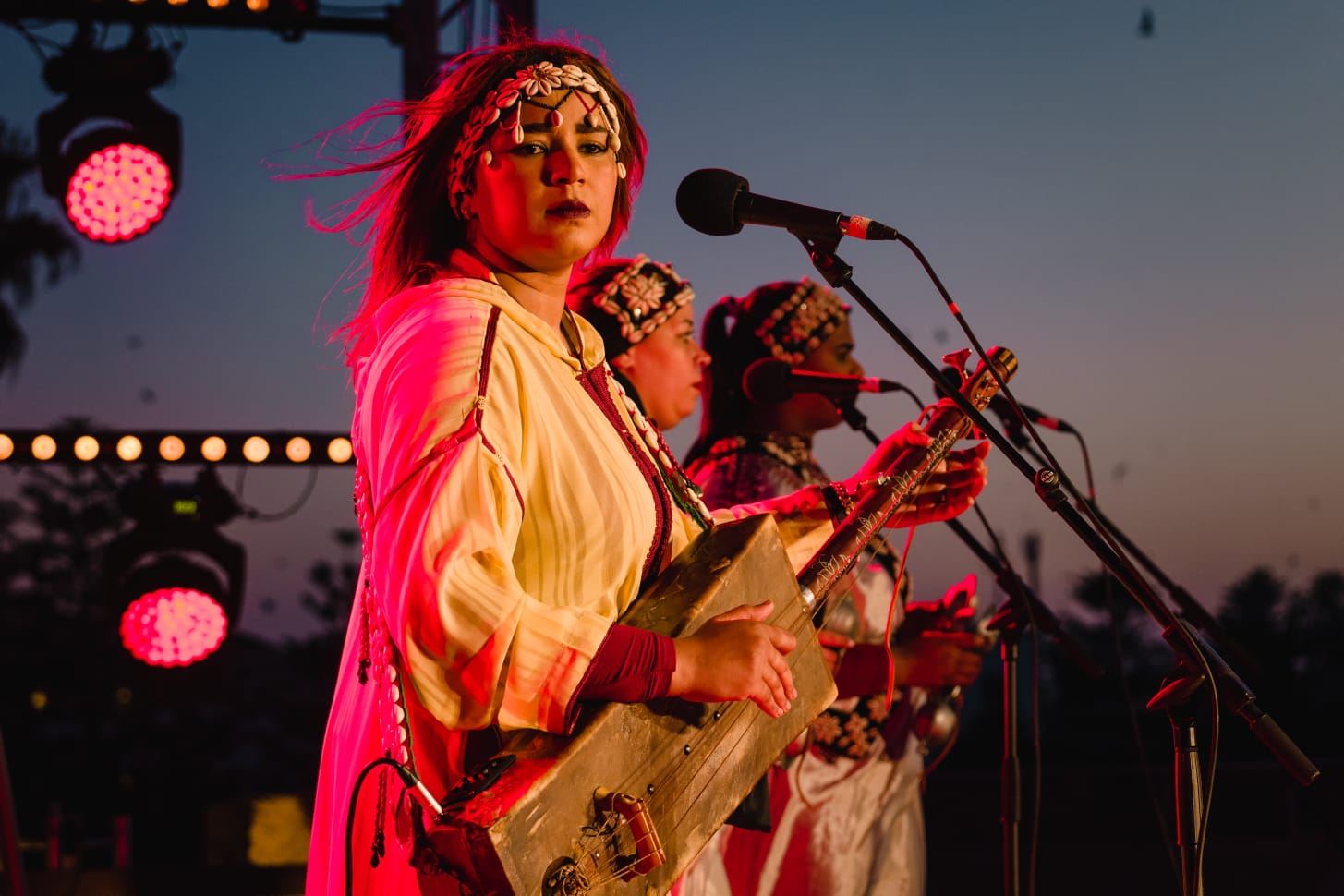 من حفل أسماء حمزاوي وفرقة "تومبوكتو" ضمن فعاليات مهرجان "كناوة" بالصويرة