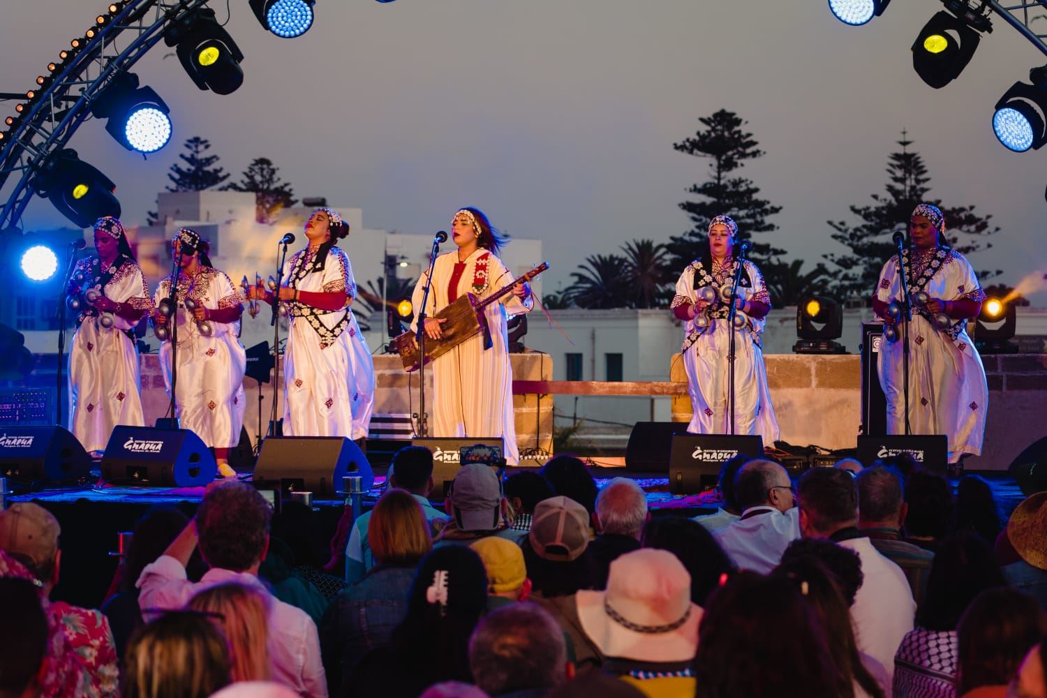 من حفل أسماء حمزاوي وفرقة "تومبوكتو" ضمن فعاليات مهرجان "كناوة" بالصويرة