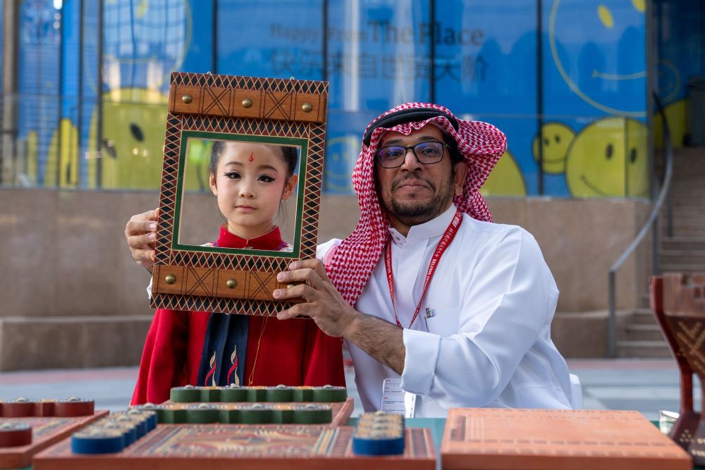 الثّقافة والتّقاليد السّعودية في معرضي بكّين وسيول للكتاب... مئات آلاف الزّوار يستمتعون بعروض متنوّعة