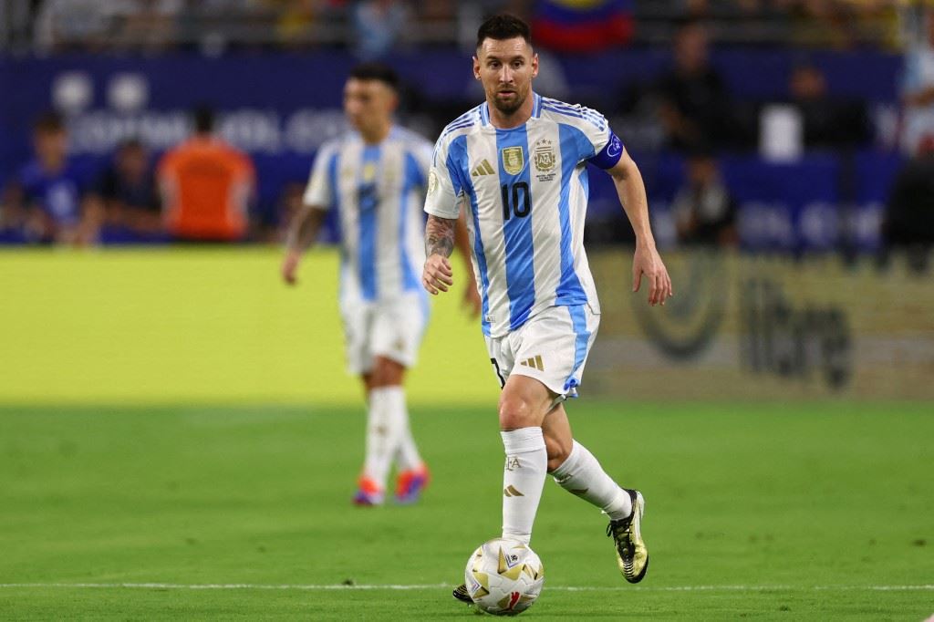 ميسي وخاميس يقودان التشكيلة المثالية لكوبا أميركا 2024