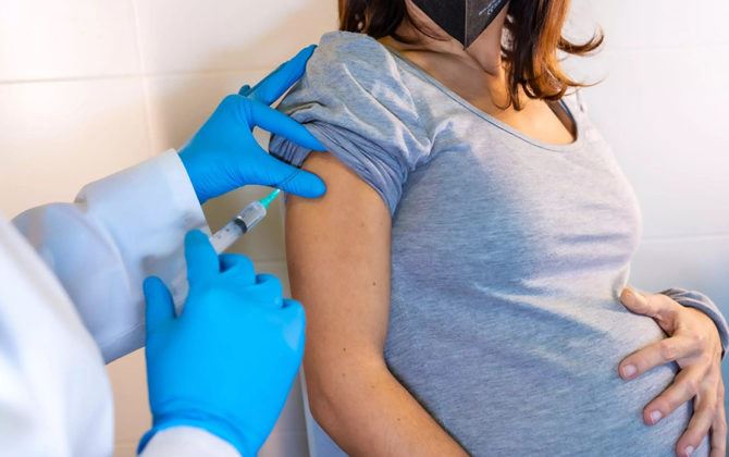 دراسة: الإصابة بكوفيد أو تطعيم الأمّ خلال أشهر الحمل الأولى لا يزيدان خطر تشوه الجنين 