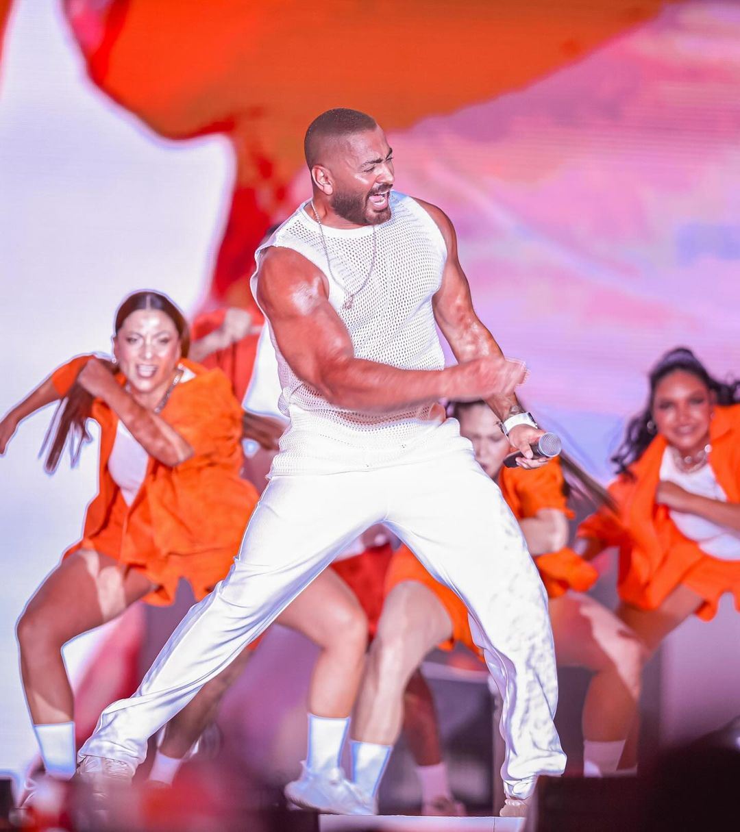 تامر حسني يدخل حفله في "العلمين" بعرض طائرات خاص (فيديو)