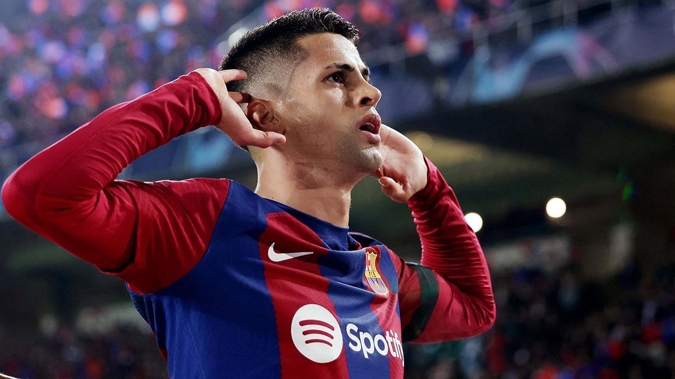 كانسيلو يقترب من مواصلة مشواره مع برشلونة