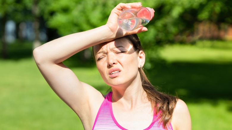 ما سبب آلام الرأس في أيام الحرّ؟