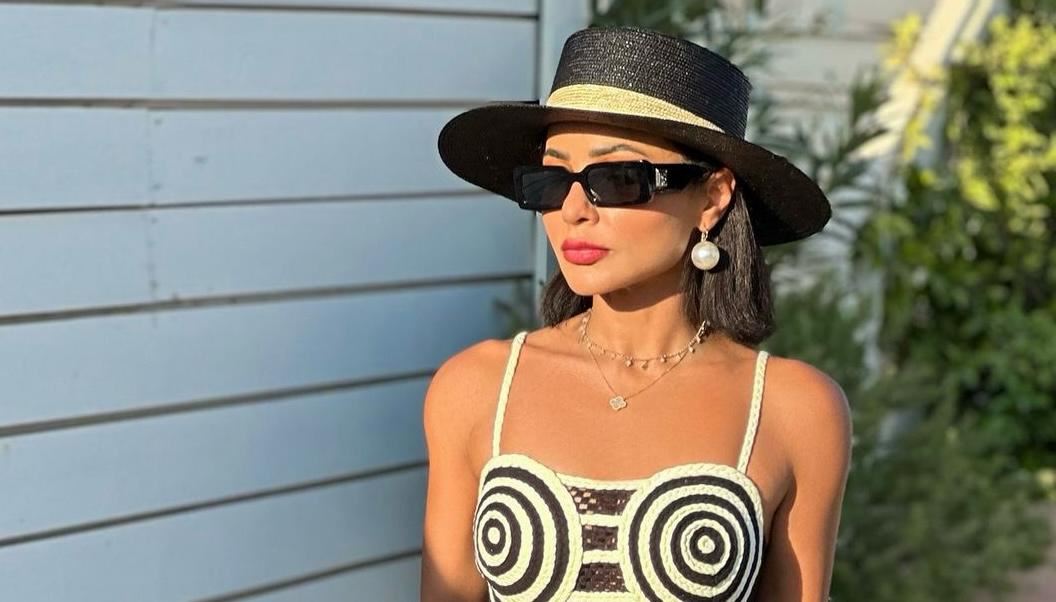 مهيرة عبد العزيز بموضة الدوّامة الحلزونيّة بالأسود والأبيض