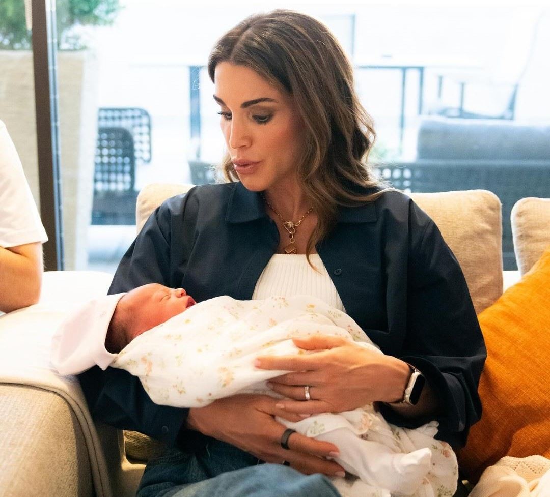 الأمير الحسين يهنئ والدته الملكة رانيا في عيد ميلادها: نوّارة البيت