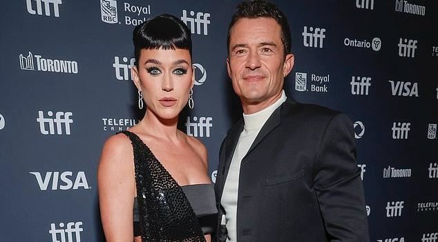 كاتي بيري وأورلاندو بلوم بالأسود في مهرجان تورونتو السينمائي