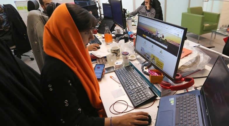 إيرانية تستخدم الانترنت