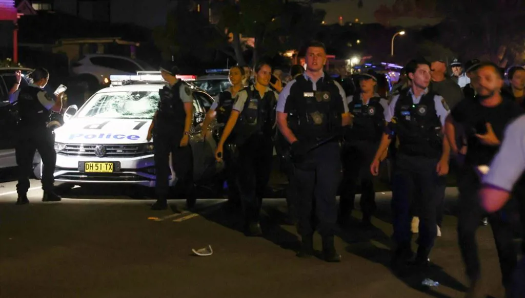 نفذ أثناء وجود 20 شخصاً فيه... حريق متعمد في كنيس يهودي في ملبورن
