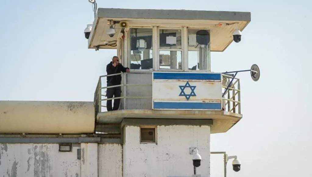 تقرير يوثّق انتهاكات فظيعة في السجون الإسرائيلية... وشهادات مروعة