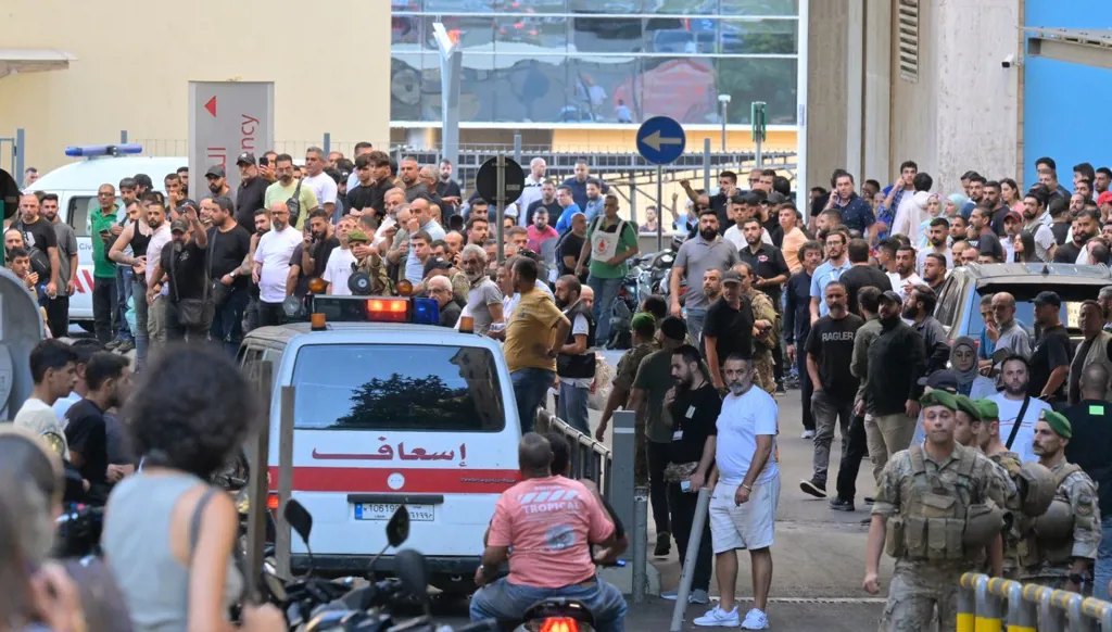 حشد من الناس أمام الجامعة الأميركية في بيروت (17 أيلول 2024- نبيل إسماعيل- النهار)