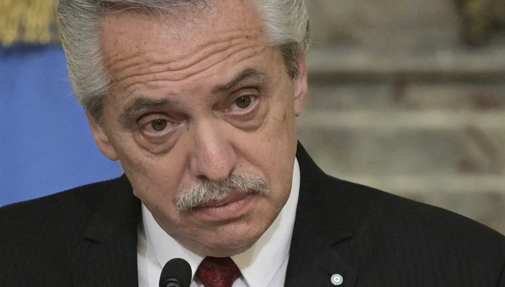 إحالة رئيس دولة سابق للمحاكمة بتهم فساد