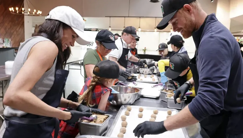 الأمير هاري وميغان ماركل يعلّمان طفليهما قيم العطاء في عيد الشكر