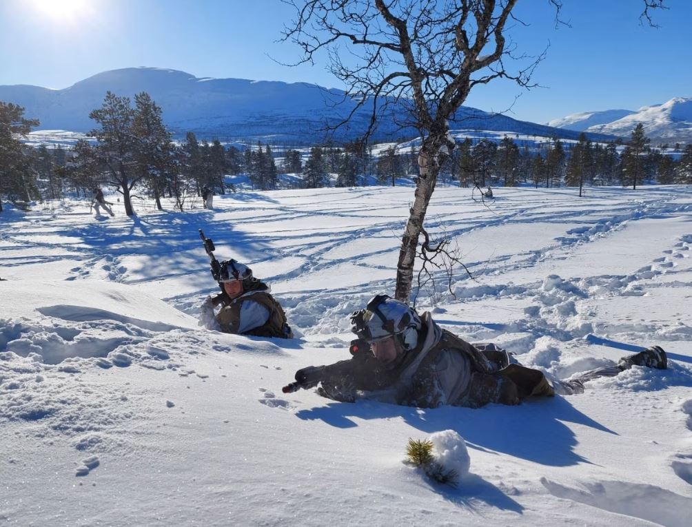 جنود يتدربون في مناورات فايكنغ المشتركة بالقرب من باردوفوس، النروج، عام 2023، (وكالة بلومبرغ).