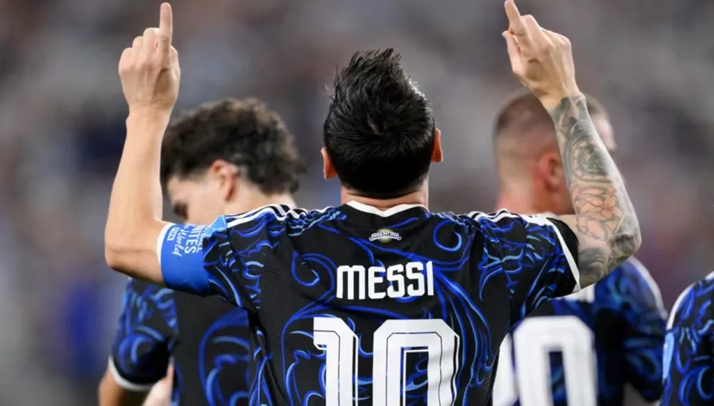 إعلام إنكلترا يهاجم الأرجنتين بسبب قميص نصف نهائي كأس العالم 2026