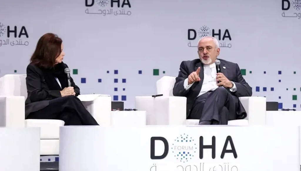 انفعال ظريف في منتدى الدوحة يُثير الجدل... ماذا حصل؟ (فيديو)