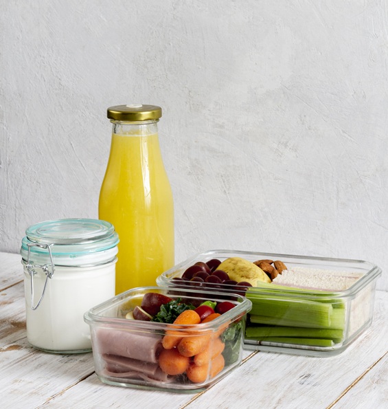 أضرار علب الطعام البلاستيكية (Freepik)