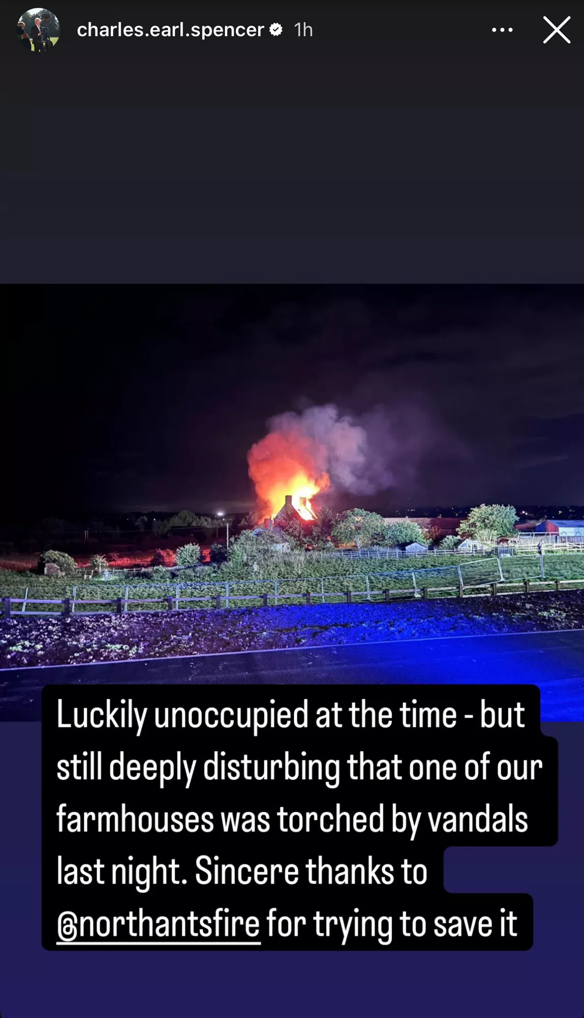 تشارلز سبنسر يكشف أن منزلاً ريفياً قرب قصر آلثورب تعرّض للحرق المتعمد. (المصدر: Charles Spencer / Instagram)