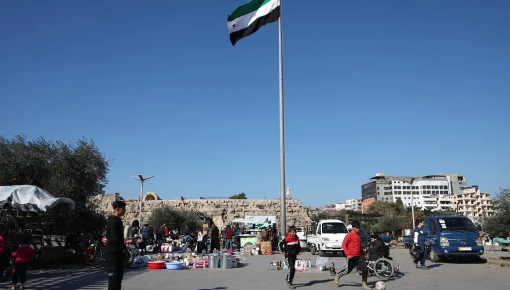 "سوف يقتلوننا"... عائلات تغادر حياً علوياً قرب دمشق بعد تهديدات بإخلاء مساكنها