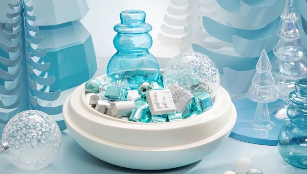 الوعاء المزين بدرجات الأبيض والأزرق يأتي ليضفي على أي لقاء لمسة احتفال أنيقة لا تُقاوم.