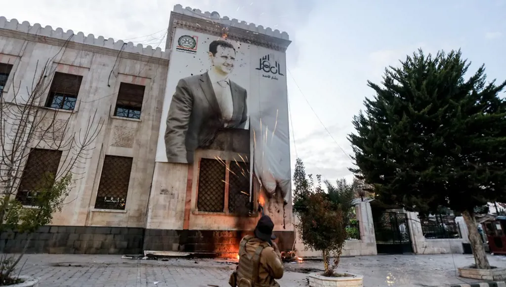 الأسد بين "كاندي كراش" ولونا الشبل... تفاصيل جديدة عن السقوط من داخل القصر