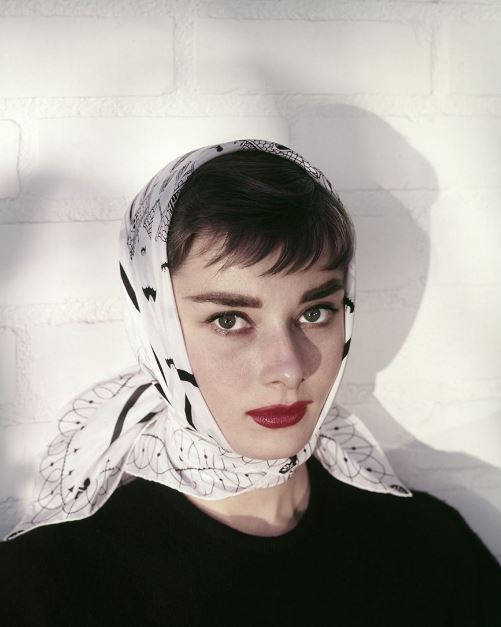 الوشاح الانيق بأسلوب أودري هابيرن (Pinterest)