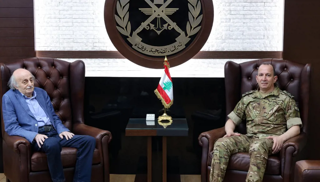 وليد جنبلاط زار قائد الجيش: المرحلة دقيقة تتطلّب تعزيز الوحدة الوطنية