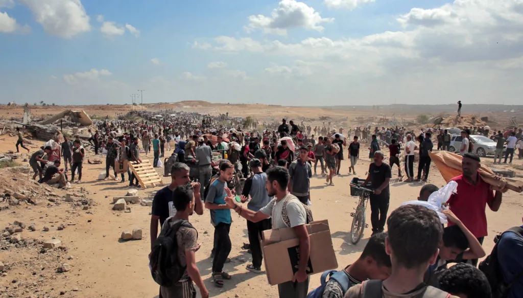 المأساة مستمرّة... انقلاب شاحنة على طالبي المساعدات في غزة وسقوط ضحايا!