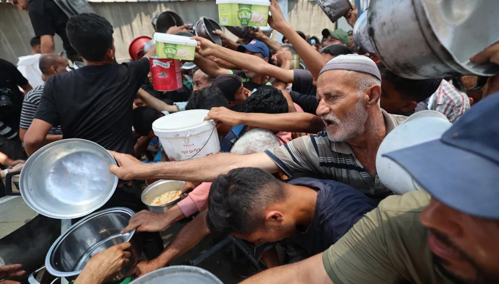 القصف الإسرائيلي مستمر... ضحايا في غزة قرب موقع توزيع مساعدات