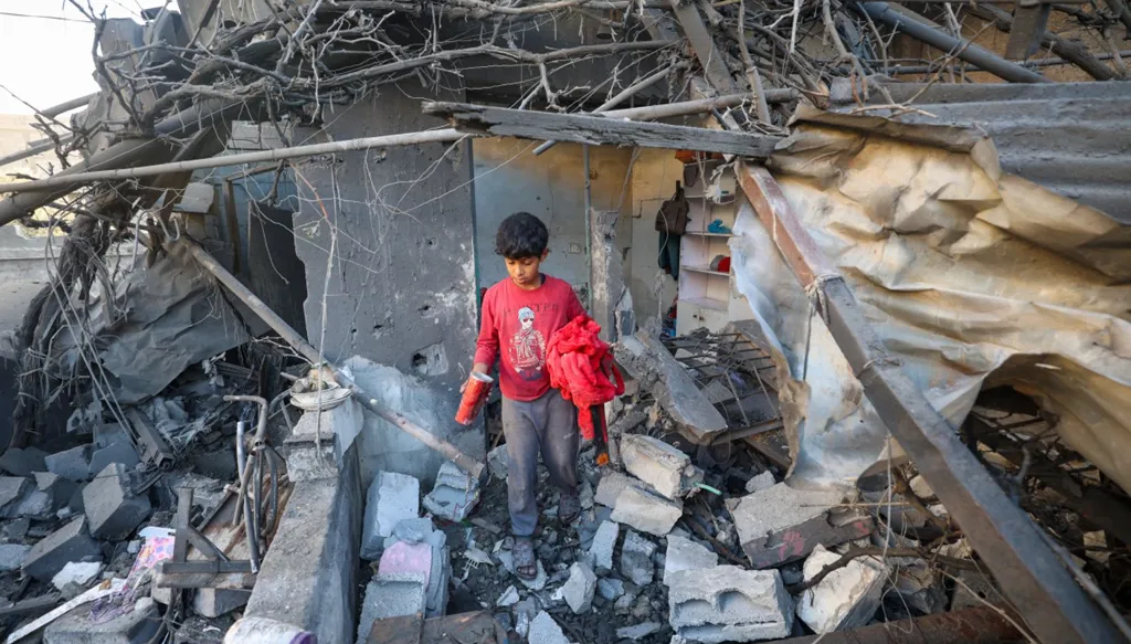طفل فلسطيني وسط الركام في غزة (أ ف ب)
