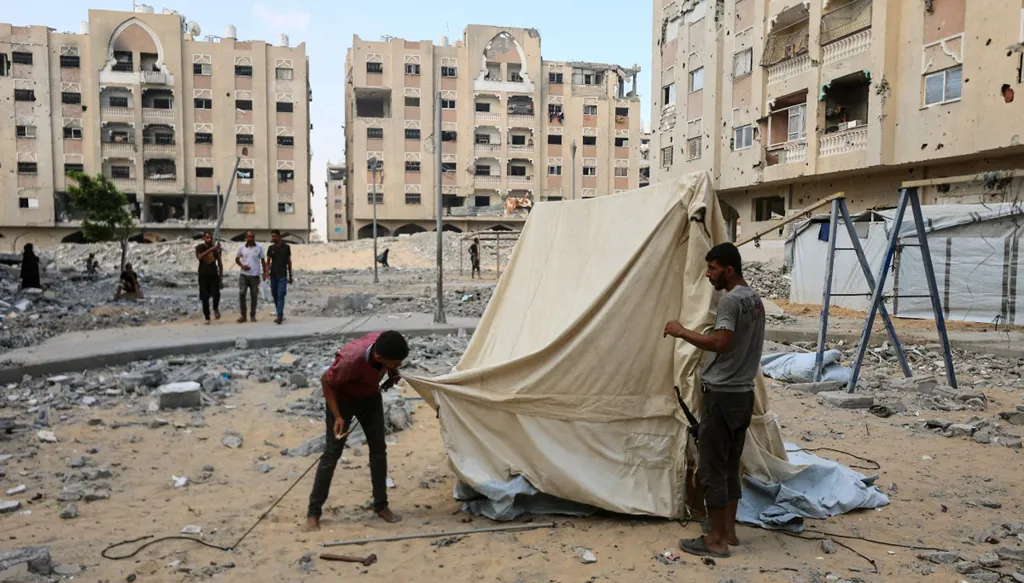 القصف أغلق مستشفيات... دبّابات إسرائيلية تتوغّل في غزة