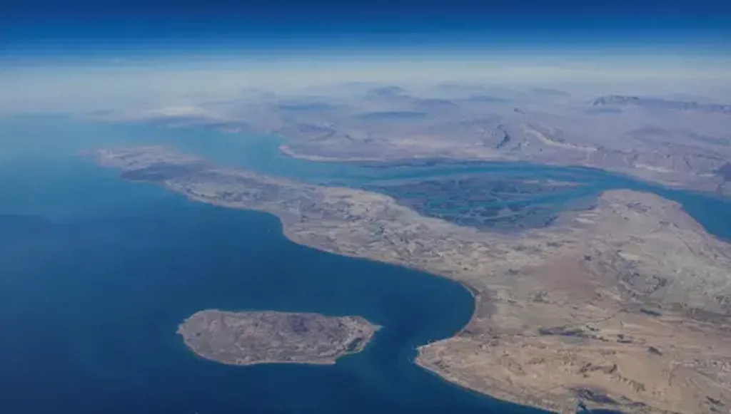 رغم الحصار الأميركي... سفينتان أبحرتا من إيران تعبران مضيق هرمز