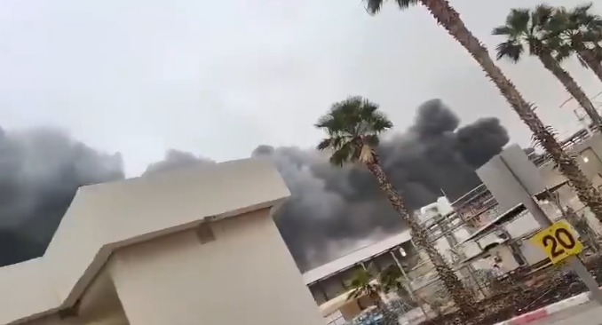 استهداف مصنع للكيماويات قرب بئر السبع (صورة متداولة/إكس).