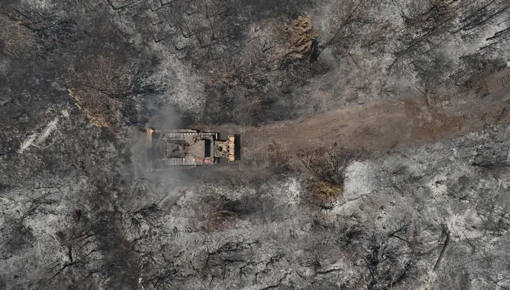 بالصور- "درب عكار" تساهم في إطفاء الحرائق في سوريا