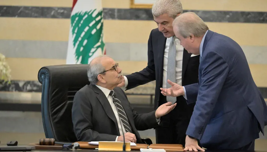 حديث جانبي خلال جلسة سابقة للحكومة (نبيل إسماعيل)