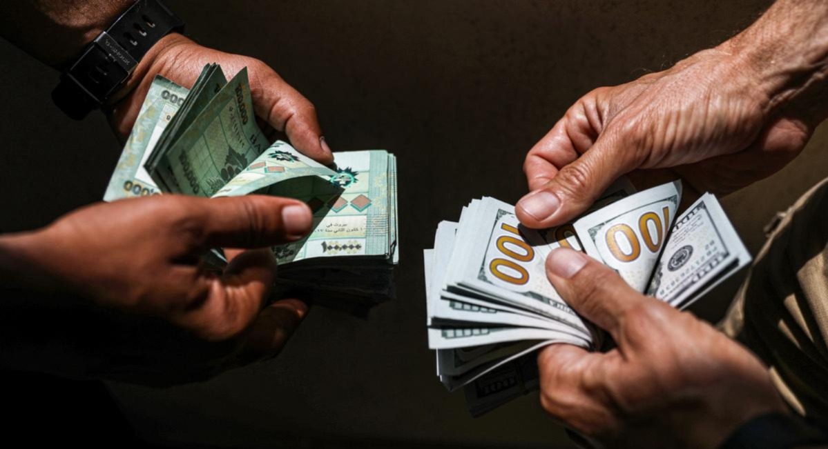 الليرة اللبنانية مقابل الدولار (أ ف ب).