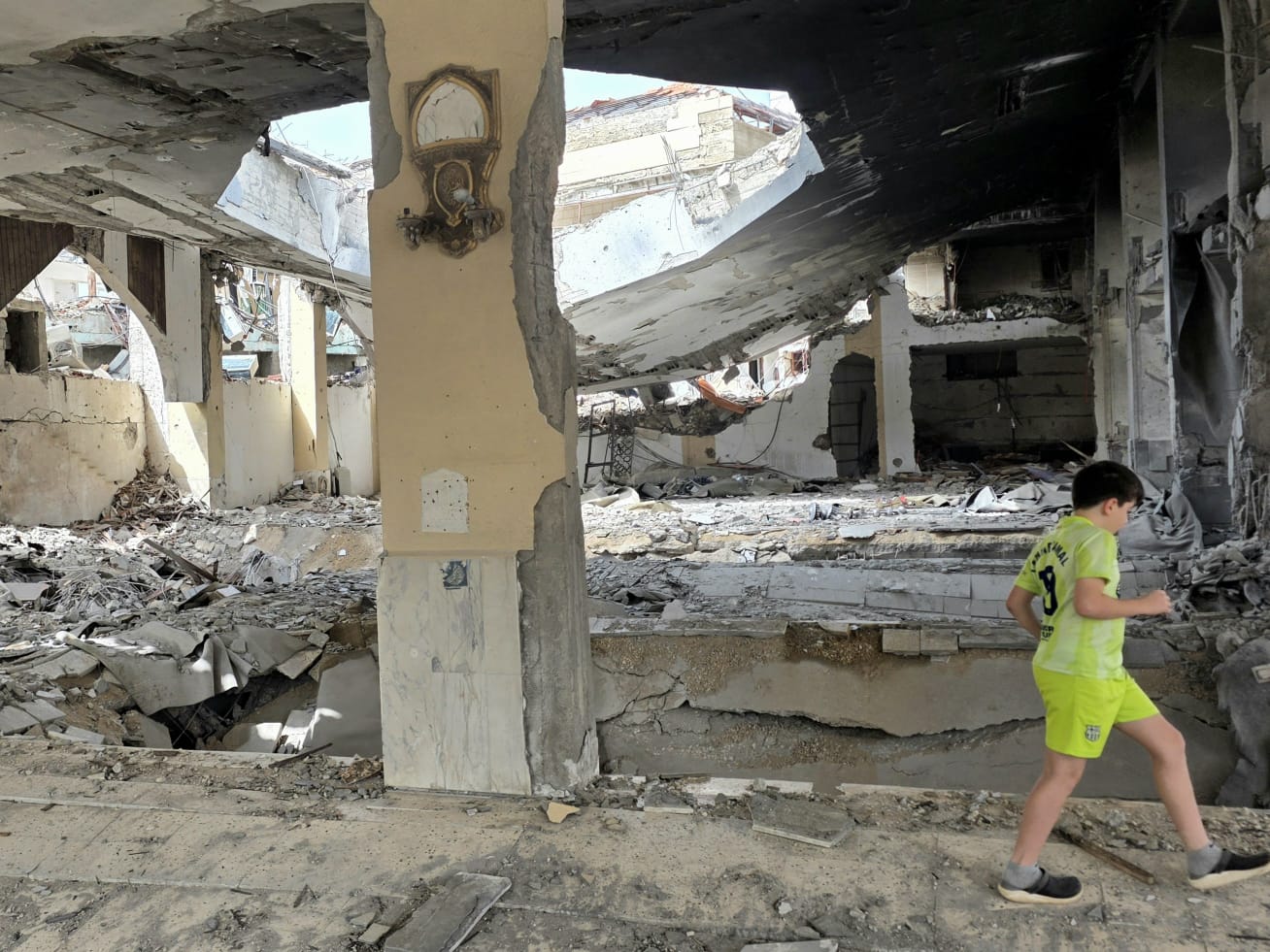 فتى وسط الدمار.