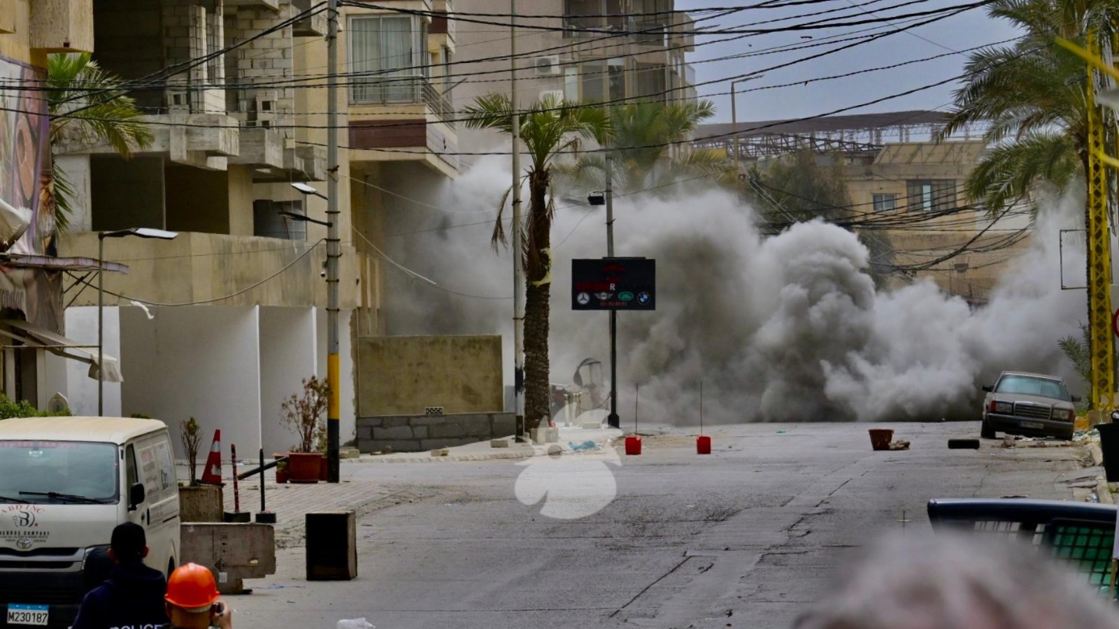 غارة اسرائيلية استهدفت المبنى المهدد في الجناح - الغبيري (تصوير: نبيل اسماعيل).