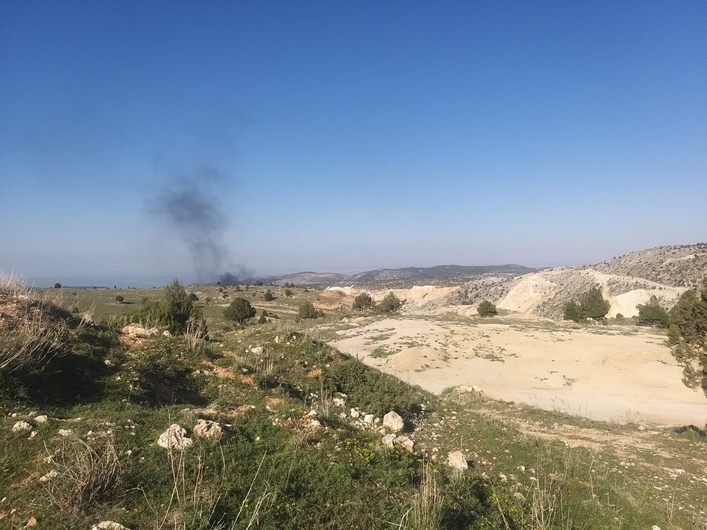 تلوث أرضاً وجواً.